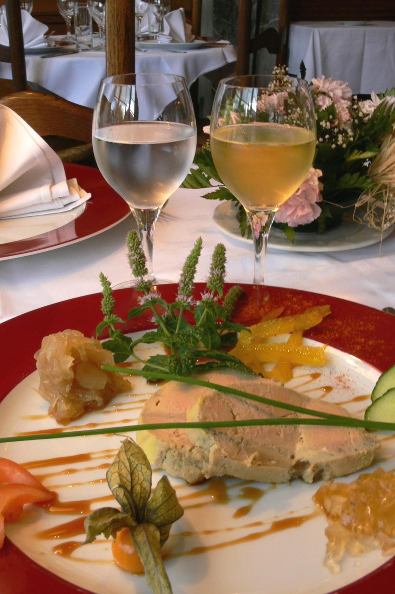 Logis - Chateau De La Motte - Hotel & Restaurant Liessies エクステリア 写真