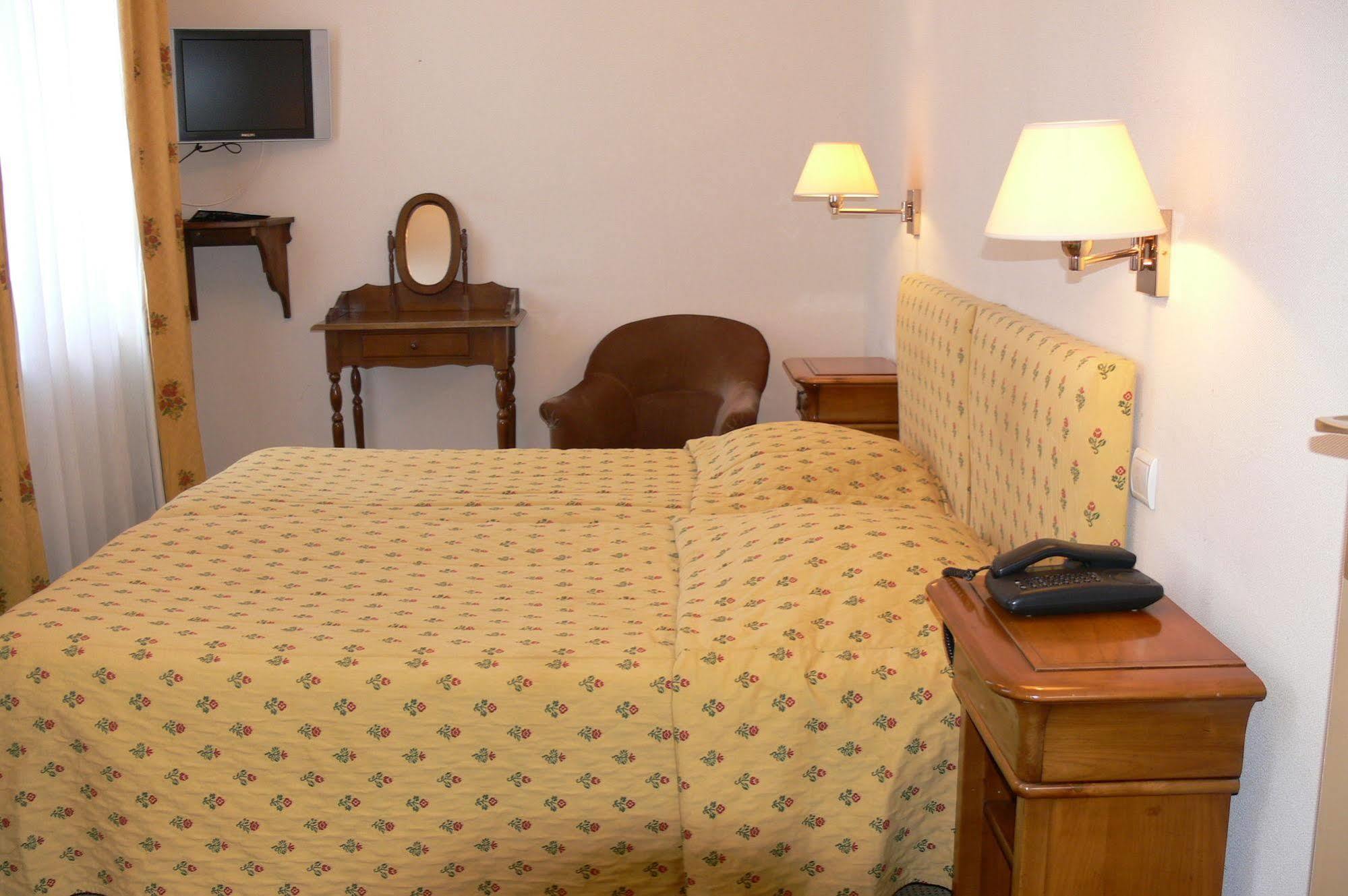 Logis - Chateau De La Motte - Hotel & Restaurant Liessies エクステリア 写真