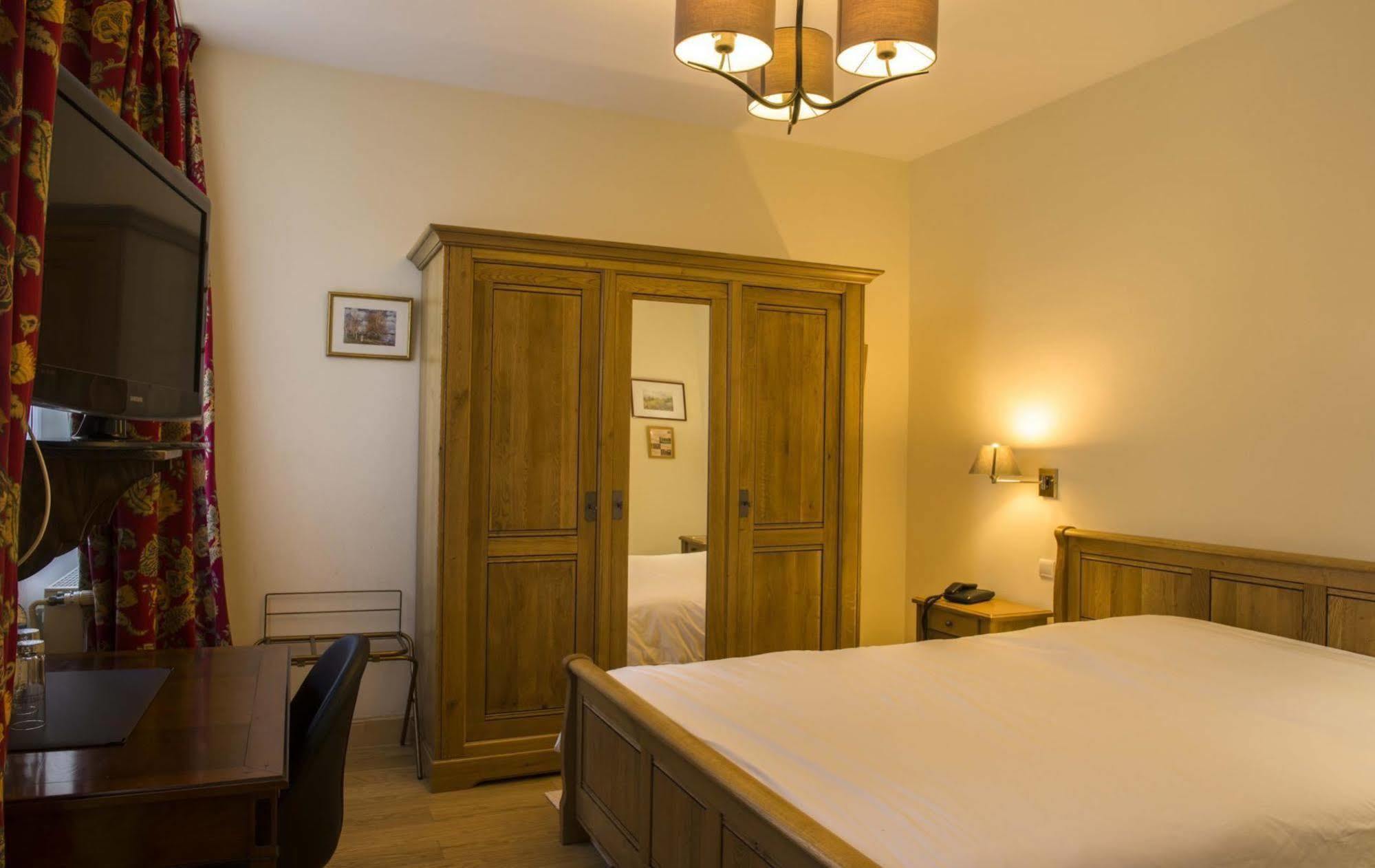 Logis - Chateau De La Motte - Hotel & Restaurant Liessies エクステリア 写真