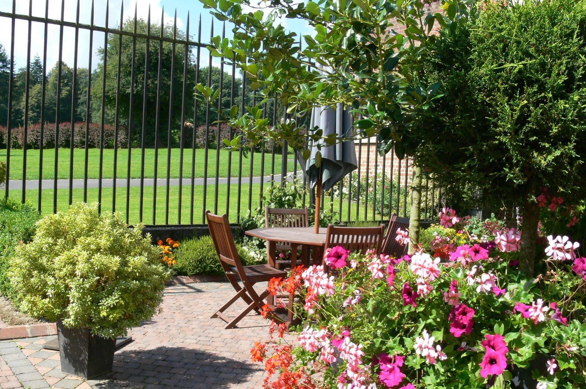 Logis - Chateau De La Motte - Hotel & Restaurant Liessies エクステリア 写真