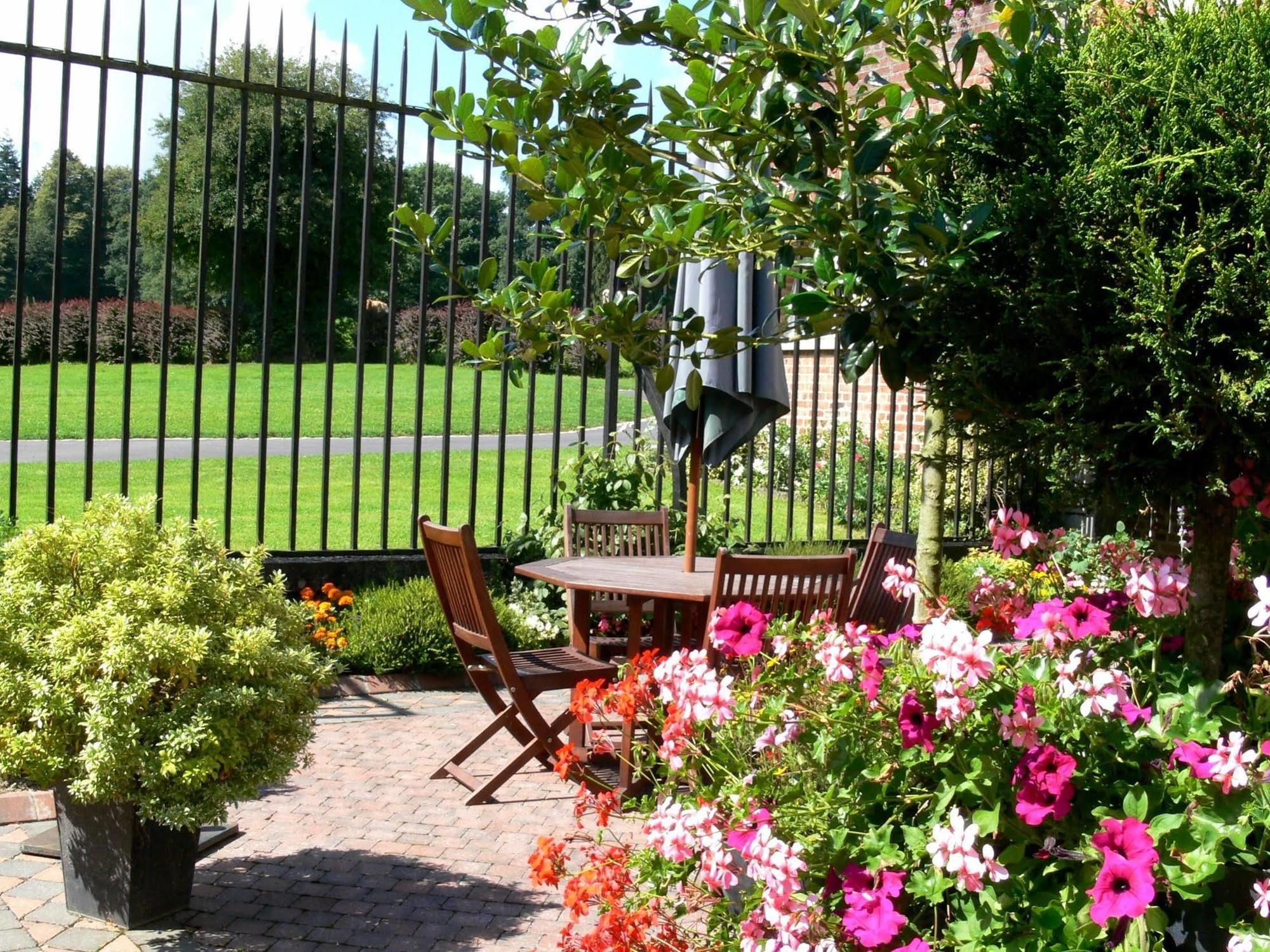 Logis - Chateau De La Motte - Hotel & Restaurant Liessies エクステリア 写真