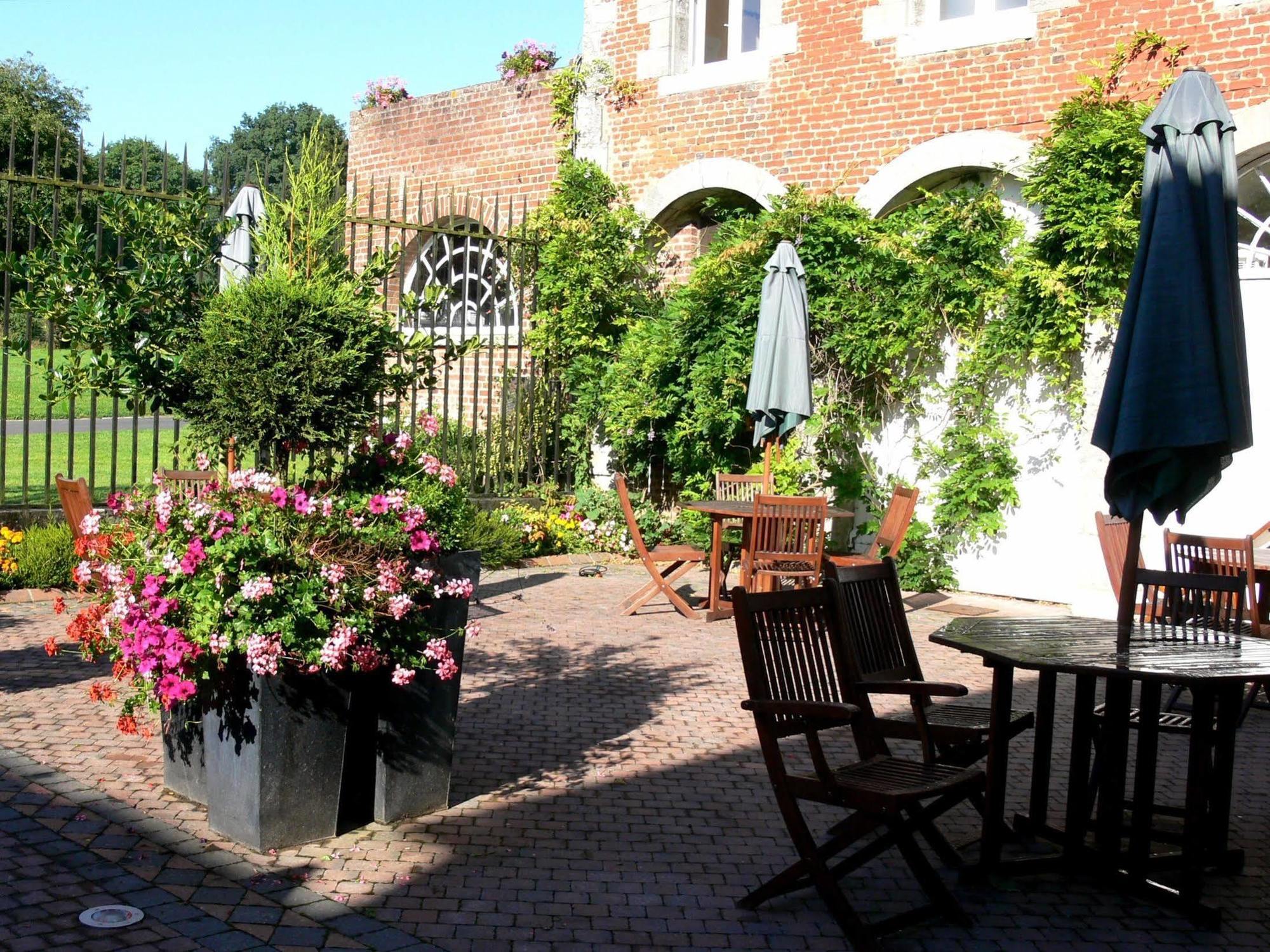 Logis - Chateau De La Motte - Hotel & Restaurant Liessies エクステリア 写真
