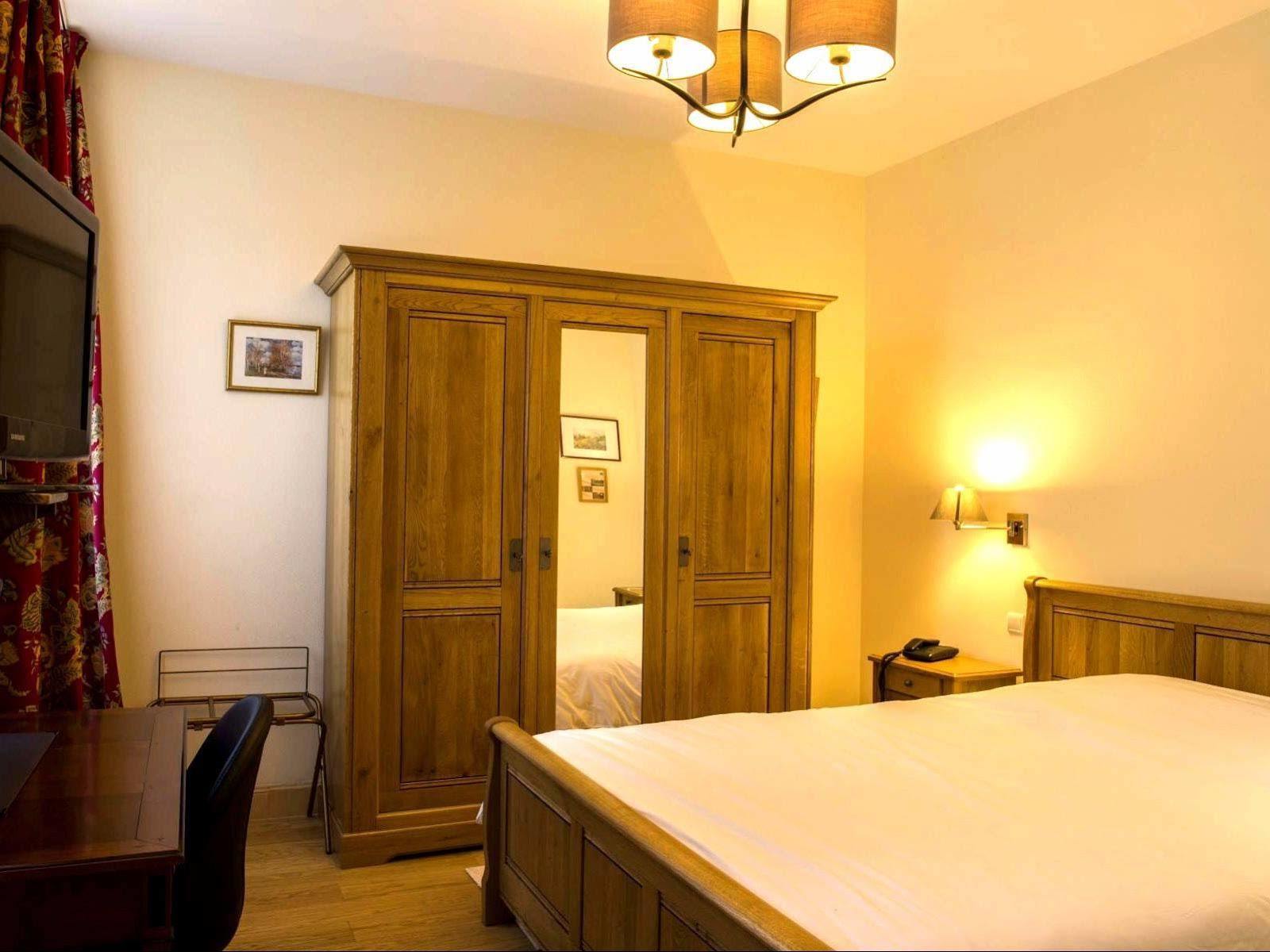 Logis - Chateau De La Motte - Hotel & Restaurant Liessies エクステリア 写真